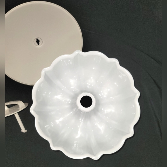 10" Bundt cake pan with storage/carry handle - Picture 10 of 12